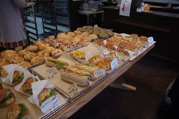横浜大倉山にあるパン屋さん「パンデモモ」の店内