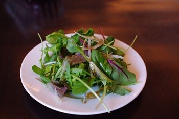 横浜元町にあるレストラン「オリエンタルビーチ元町」のサラダ