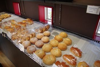横浜北山田にあるパン屋さん「パン好房OHPADO」の店内