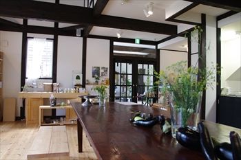 那須にある「コピスガーデン」内にあるカフェの店内