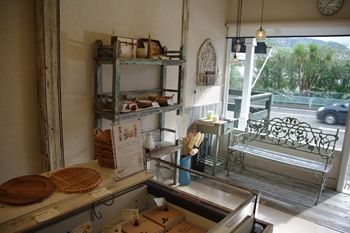 葉山にあるチーズケーキのお店「コモンベベ」の店内