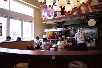 横浜みなとみらいのラーメン店「大ふく屋」の店内
