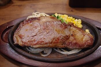 横浜にあるステーキハウス「ヒーローズ」のステーキ