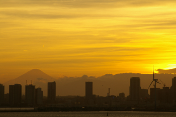 横浜大黒大橋からの夕景(横浜みなとみらいと富士山)