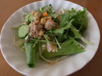 横浜にあるカレー専門店「カリフェ」のサラダ