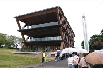 横浜臨港パークにあるティンバーワーフの外観