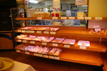 横浜東白楽にあるパン屋さん「ローゼンボア」の店内