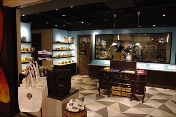 横浜中華街にあるチョコレートファクトリーの店内