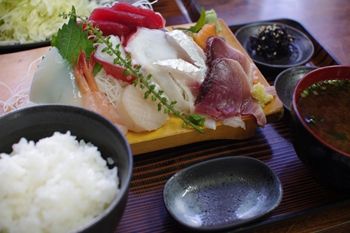 横浜新山下にある定食屋さん「千葉屋」の刺身定食