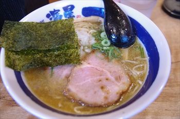 横浜関内にあるラーメン店「濃厚煮干しそば 麺匠 濱星」のラーメン