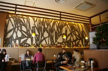 横浜ベイクォーターにあるラーメン店「麺家 三士」の店内