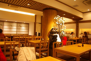 横浜モアーズの京うどんのお店「初代 富近」の店内
