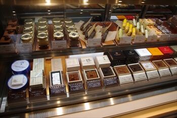 横浜馬車道にある生チョコ発祥のお店「シルスマリア」の店内