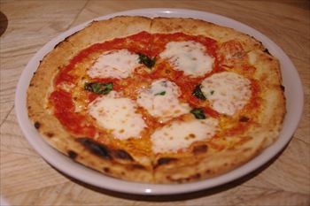 横浜にある北海道イタリアン「Frutti di Mare 横浜」のピザ