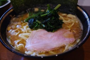 横浜白楽にある家系ラーメン店「末廣家」のラーメン