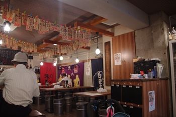 横浜関内にある居酒屋「魚屋はちまき」の店内