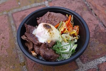 横浜赤レンガ倉庫の全国ふるさとフェアの壺漬けハラミ丼