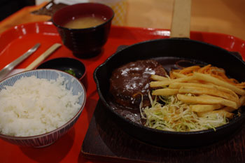 トレッサ横浜のフードコートにある「鍋の中」のハンバーグ定食