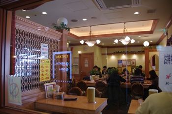 横浜杉田にある「スタミナカレーの店 バーグ」の店内