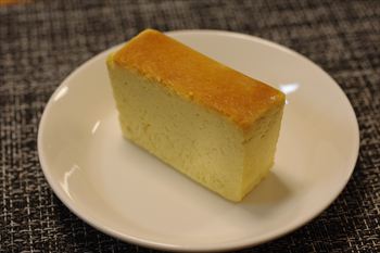 横浜日本大通りにある「ハグフラワー」のチーズテリーヌ