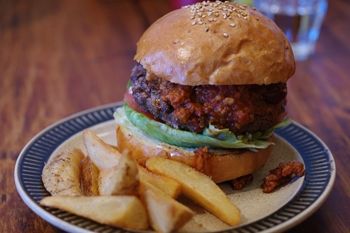 鎌倉長谷にあるカフェ「Good Mellows」のハンバーガー