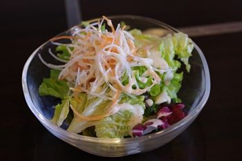 東戸塚にある鉄板焼きのお店「鉄板焼 勝治」のサラダ
