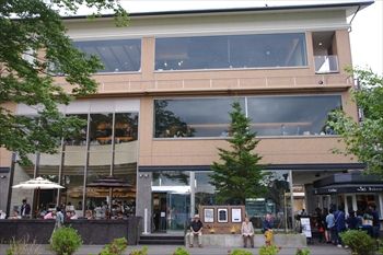 箱根にあるカフェ「ベーカリー&テーブル」の外観