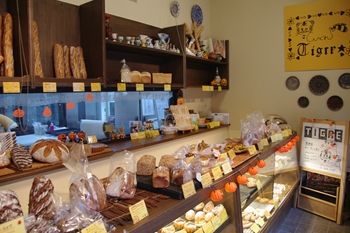 学芸大学にあるパン屋「Panaderia TIGRE」の店内