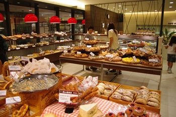 新横浜プリンスペペのパン屋さん「ポンパドウル」の店内