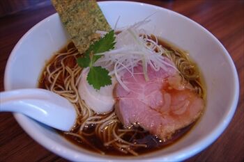 横浜白楽にあるラーメン店「紬 (つむぎ)」のラーメン