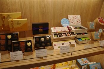横浜みなとみらいにあるゴディバカフェの店内