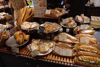 横浜にあるベーカリーカフェ「オーバカナル」の店内