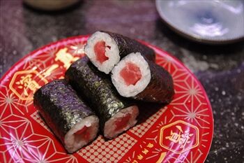 横浜ベイクオーターにある回転寿司店「濱一貫」の寿司