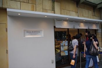 六本木ヒルズにある洋菓子店「クレーム デ ラ クレーム」の外観
