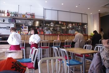 横浜桜木町にある中華料理店「重慶茶樓」の店内