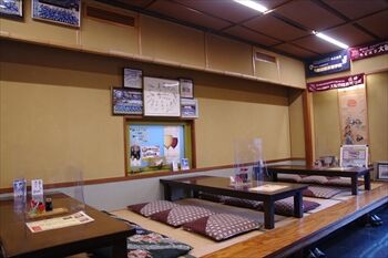 横浜桜木町にあるとんかつ屋「かつ半」の店内