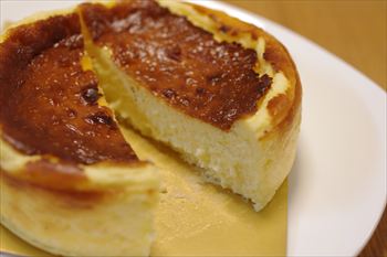 横浜にあるペストリーショップ「ドーレ」のバスクチーズケーキ