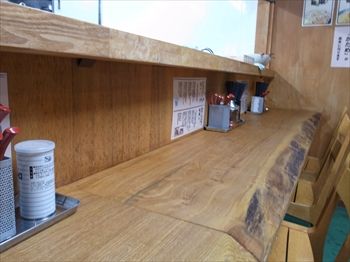 横浜菊名にあるラーメン店「丹行味素 閑散」の店内