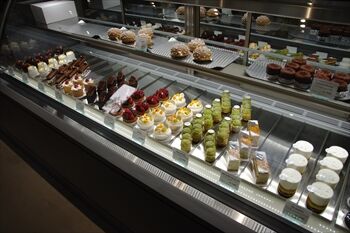 横浜センター南にあるケーキショップ「バスキュール」の店内