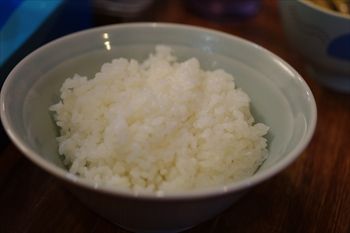 横浜にある家系ラーメン店「鶴一家」のライス