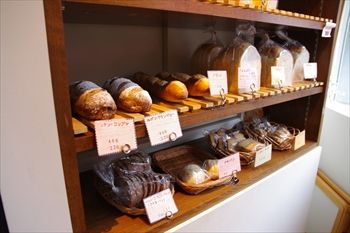 横浜大倉山にあるパン屋「トースティーショップ」の店内
