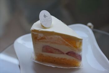 川崎武蔵小杉にある洋菓子店「ラトリエヒロワキサカ」のケーキ