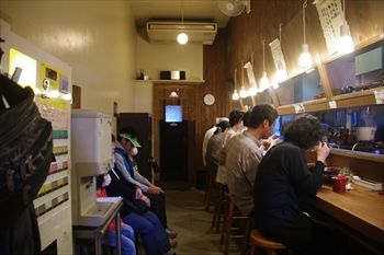 横浜東神奈川にあるつけ麺店「イツワ製麺所食堂」の店内