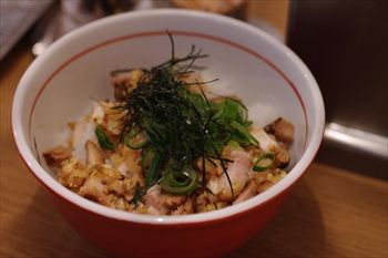 横浜伊勢佐木町にあるラーメ店「地球の中華そば」のご飯