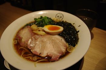 横浜センター北にあるラーメン店「華の雲 by 八雲」のラーメン