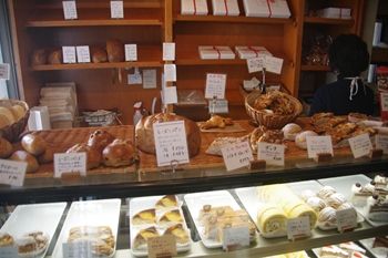 鎌倉長谷にあるパン屋「ベルグフェルド」の店内