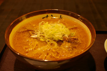 ラゾーナ川崎のフードコートにあるラーメン店「すみれ」のラーメン