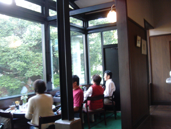 横浜山手のエリスマン邸喫茶室の店内