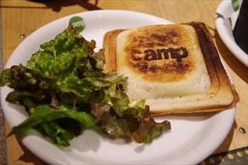 横浜みなとみらいにあるカフェ「キャンプコーヒー」のホットサンド
