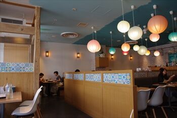 横浜みなとみらいにある「HAWKER'S 海南鶏飯」の店内